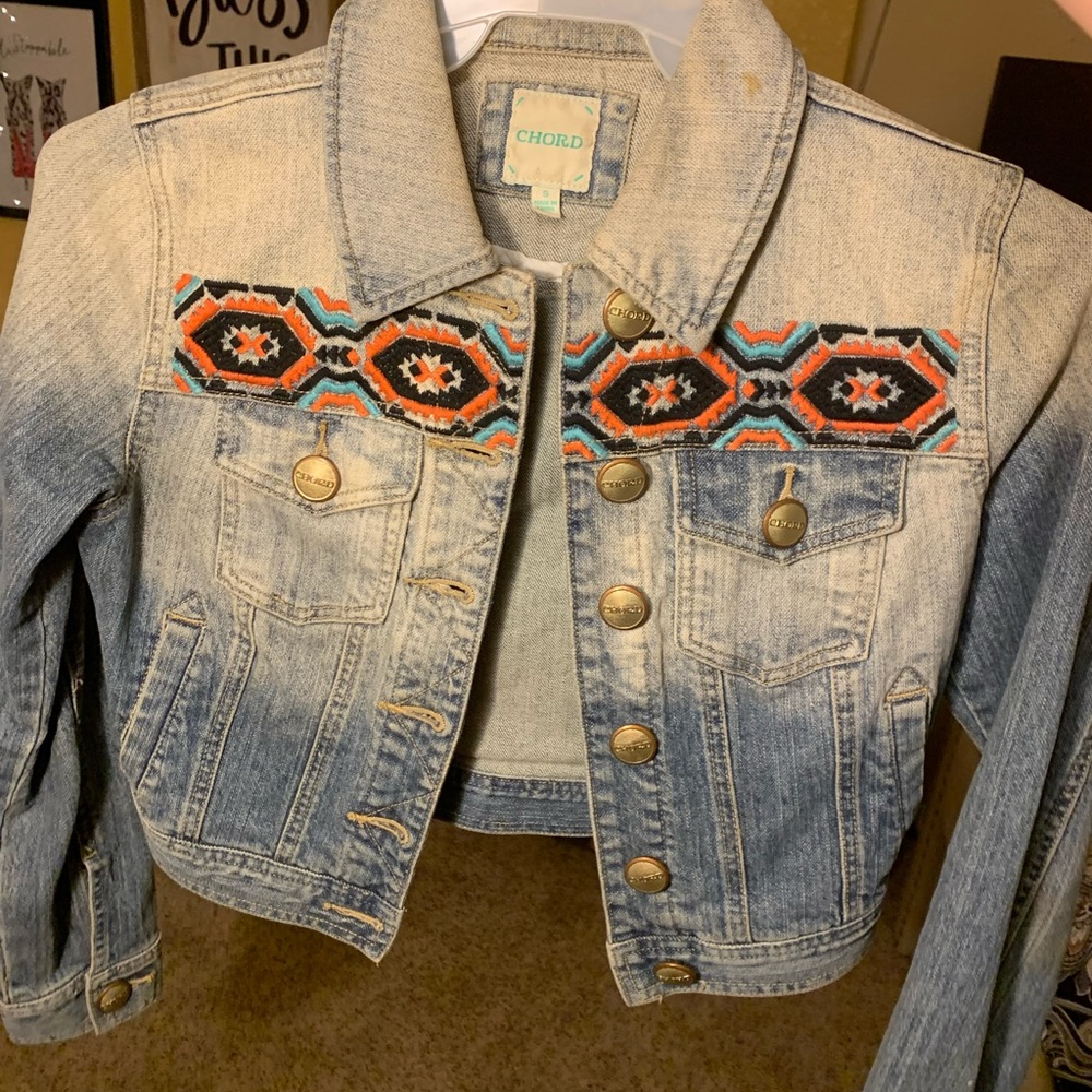 Cute jean jacket with stitching detail and ombré wash. Great quality denim!